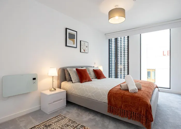 Pet Friendly 2Br Near Station By Asquare Letting